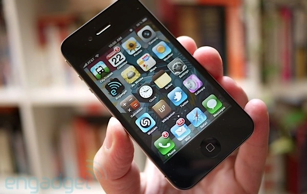Причину проблем с сигналом iPhone 4 раскрыли спустя 15 лет