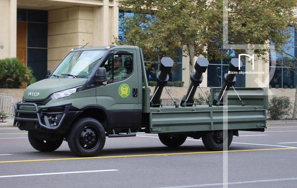 В Баку прошел марш военнослужащих в честь Дня Победы