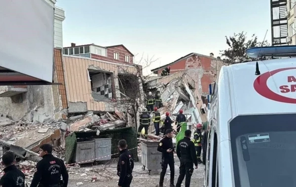 В Турции произошло обрушение многоэтажного дома