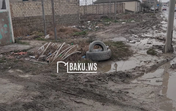 Abşeronda avtobus dayanacağı palçıq içində qalıb