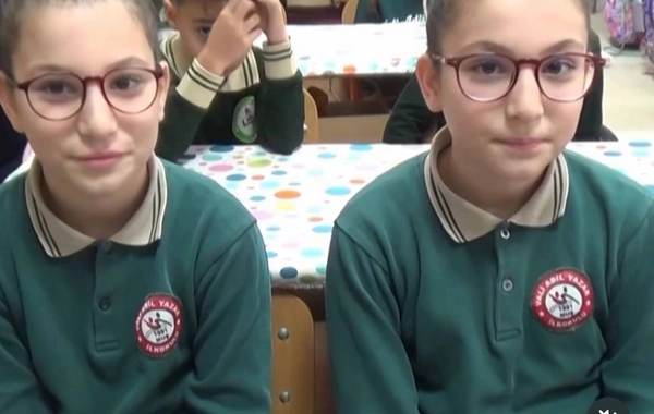 Bu sinifdə sadəcə əkiz uşaqlar təhsil alır