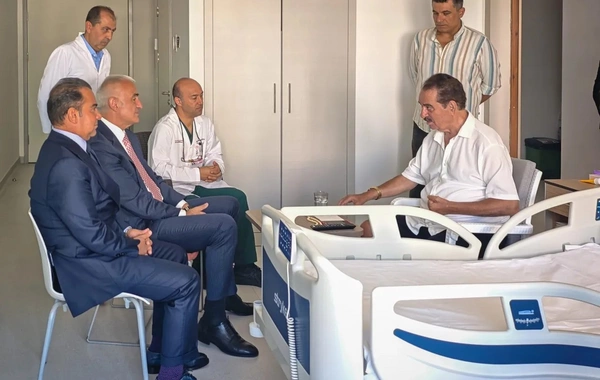 Türkiyəli nazir İbrahim Tatlısesi xəstəxanada ziyarət etdi