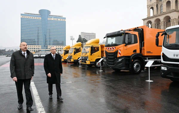 İlham Əliyev Bakıda kommunal xidmət göstərəcək nəqliyyat vasitələri ilə tanış olub