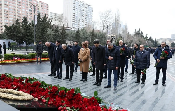 İqtisadiyyat Nazirliyinin rəhbərliyi Xocalı soyqırımı abidəsini ziyarət edib