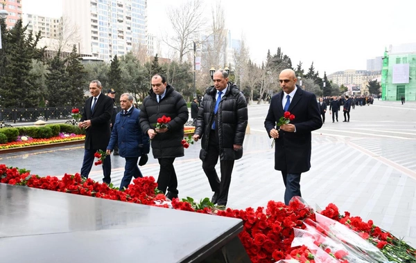 Mədəniyyət Nazirliyinin kollektivi Xocalı soyqırımı abidəsini ziyarət edib