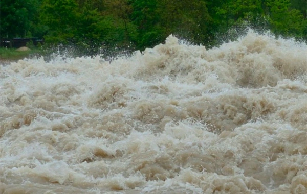 Ağcabədidə Kür çayı bəndi yarıb