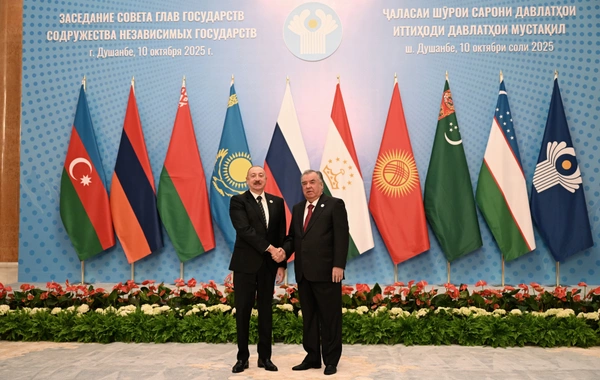 Президент Ильхам Алиев прибыл во Дворец наций в Душанбе для участия в заседании Совета глав государств СНГ