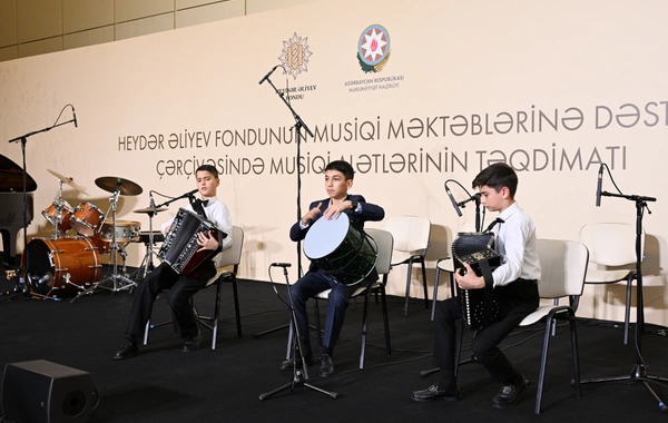 Heydər Əliyev Fondunun dəstəyi ilə alınan musiqi alətlərinin təqdimatı olub Heydər Əliyev Fondunun dəstəyi ilə alınan musiqi alətlərinin təqdimatı olub