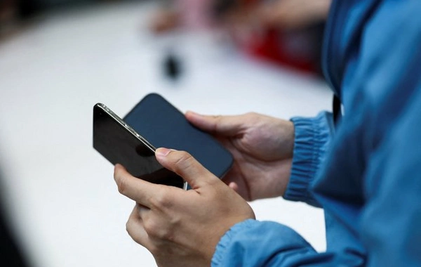 Qatlanan iPhone modelinin təmir qiyməti dodaq UÇUQLATDI