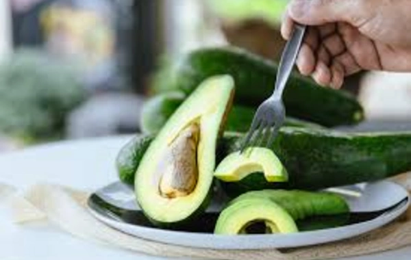Who benefits from eating avocado in the evening?