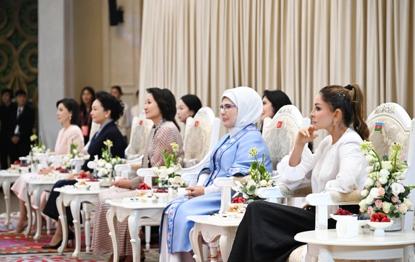 Mehriban Əliyeva Bişkekdə dekorativ-tətbiqi sənət ustalarının əl işlərindən ibarət sərgi ilə tanış olub