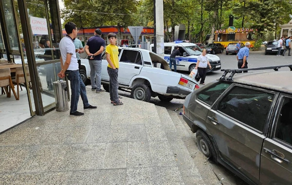 İsmayıllıda zəncirvari qəza - Avtomobillər müştəri dolu restorana çırpılmaqdan son anda qurtuldular