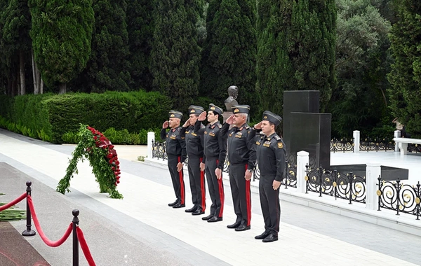 Zakir Həsənov Fəxri Xiyaban, Zəfər parkı və Hərbi Memorial Məzarlığı ziyarət edib