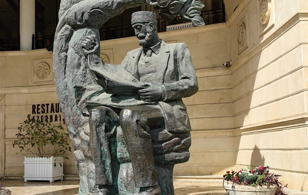 Həsən bəy Zərdabinin İçərişəhərdəki heykəlinin yerinin dəyişdirilməsi təklif olunur