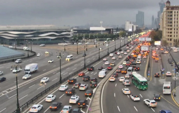 Bakının bir sıra yollarında nəqliyyatın sıxlığı yaranıb