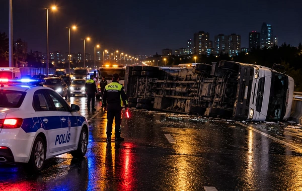 Zığ şosesində yük maşını aşdı: Yol bağlandı