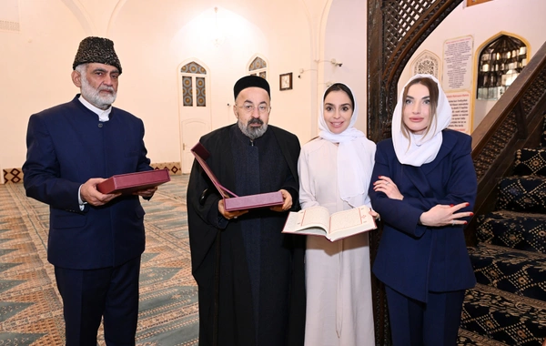 Leyla Əliyeva və Alena Əliyeva Gəncədə Şah Abbas məscidini ziyarət ediblər