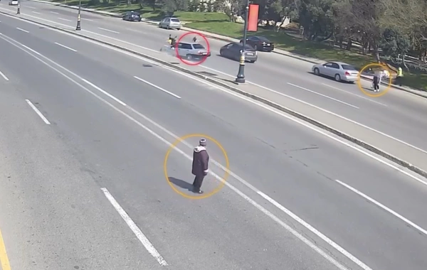 В Баку автомобиль сбил женщину с детской коляской: пострадали и младенец, и мать