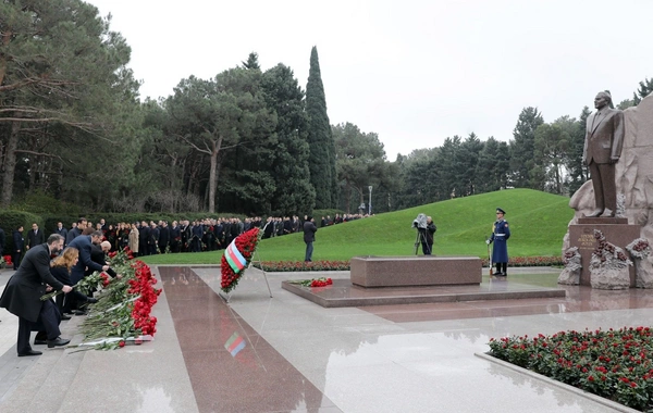 SOCAR-ın kollektivi Ulu Öndər Heydər Əliyevin məzarını ziyarət edib