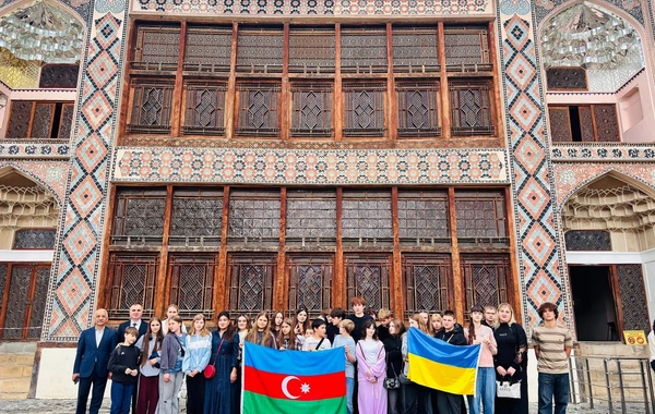 Ukraynalı uşaqların Azərbaycanın tarixi və görməli yerlərinə ekskursiyası təşkil edilib