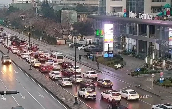 Bakının bir sıra yollarında tıxac yaranıb