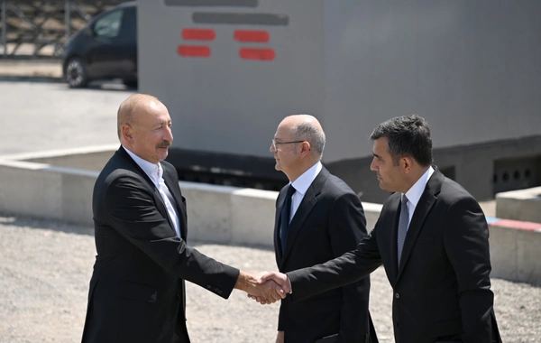 İlham Əliyev Naxçıvanda "Şəms 1" və "Qərbi Üfüq" Günəş Elektrik stansiyalarında görülən işlərlə tanış olub