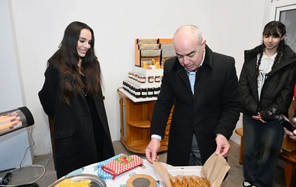 Leyla Əliyeva Qubada arıçı ailəsinin qonağı olub