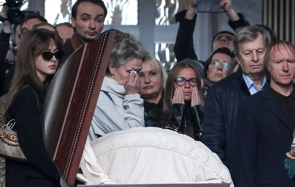 Rusiyalı psixoterapevt Ukraynada anasının və qızının yanında dəfn olundu