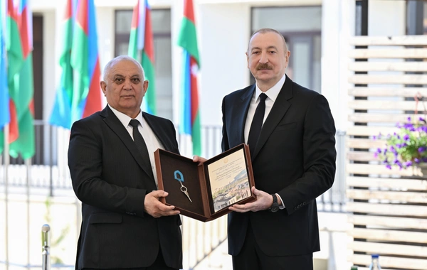 İlham Əliyev Zəngilanda ilk yaşayış kompleksinə köçən ailələrlə görüşüb
