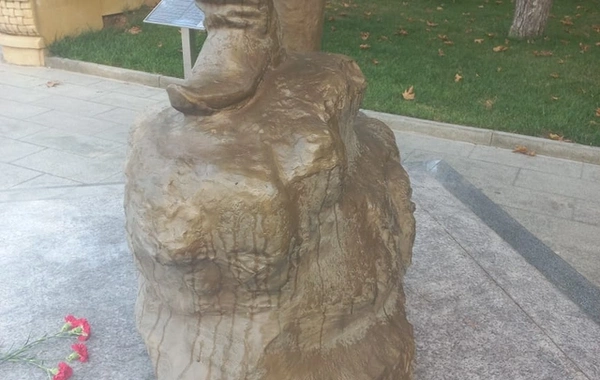 Aşıq Ələsgərin nəticəsi: "Babamın heykəli nəzarətsiz qalıb, baxan yoxdur"