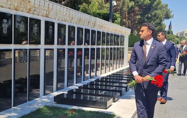 ABŞ Konqresinin nümayəndə heyəti Şəhidlər xiyabanını ziyarət edib