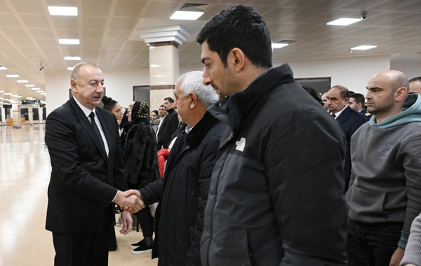 İlham Əliyev təyyarə qəzasında həlak olan ekipaj üzvlərinin vida mərasimində iştirak edib