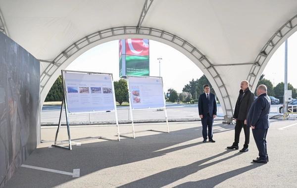 Prezident İlham Əliyev Bakıda məişət tullantıları daşıyan texnikalarla tanış olub