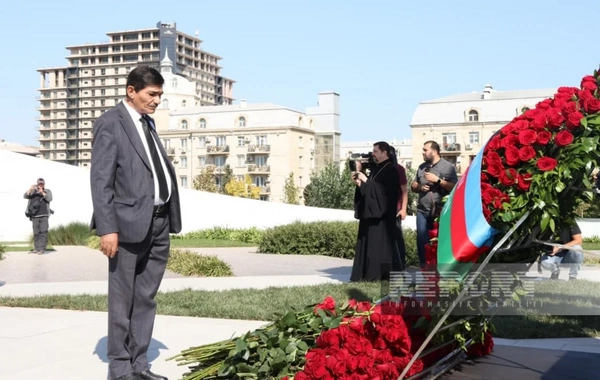 Dövlət və hökumət rəsmiləri Bakıdakı Zəfər parkında olublar