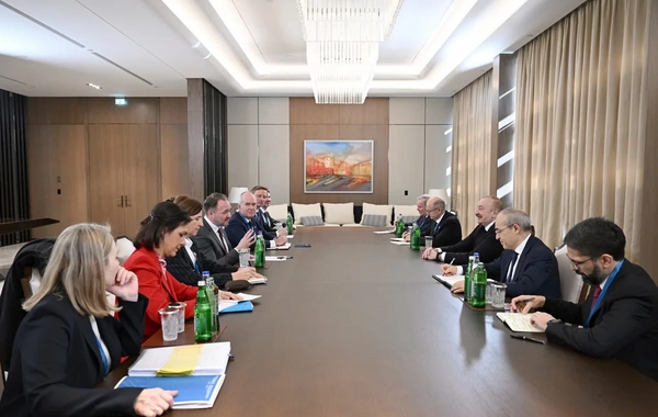 İlham Əliyev Avropa Komissiyasının enerji və mənzil siyasəti üzrə komissarını qəbul edib