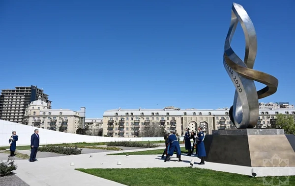 Qazaxıstan nazirləri Şəhidlər xiyabanını və Zəfər parkını ziyarət etdilər