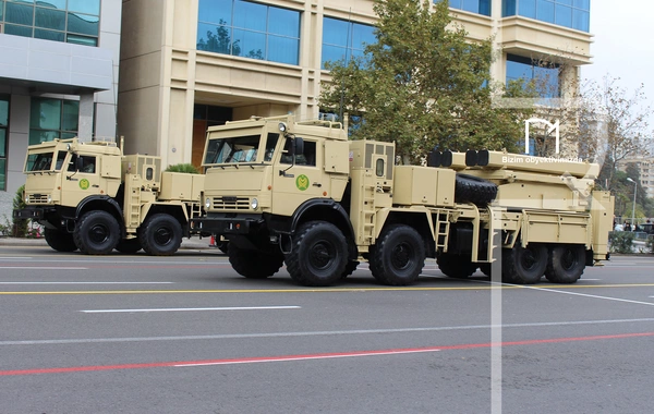 В Баку прошел марш военнослужащих в честь Дня Победы