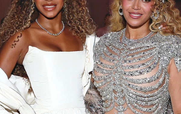 10 ildən sonra "Met Gala"ya qızı və həyat yoldaşı ilə qatıldı