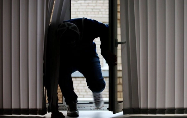 Bakıda məşhur mağazadan külli miqdarda pul oğurlandı