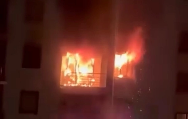 Bakıda yaşayış binasında güclü yanğın
