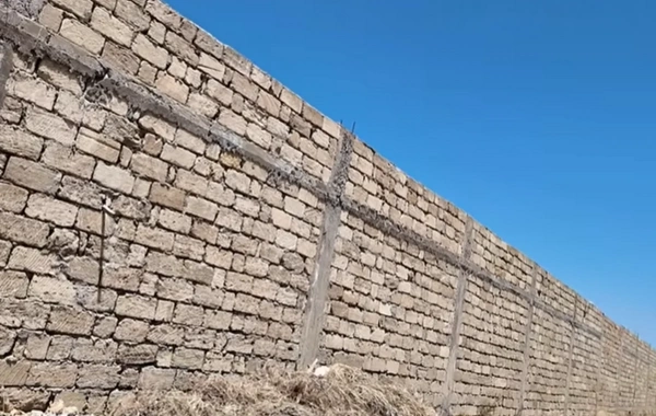 Elə davranırlar ki, sanki buralar ulu babalarından miras qalıb - Sakinlər dəniz sahilinin hasarlanmasından ŞİKAYƏTÇİDİRLƏR
