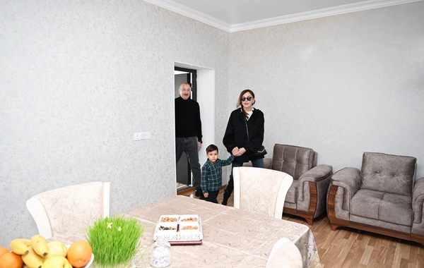 İlham Əliyev Xocavəndin Xanoba kəndində fərdi evlərin və infrastrukturun bərpası sahəsində görülən işlərlə tanış olub