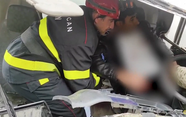 Ağsuda Isuzu qəzaya uğradı: Yaralı sürücünün XİLASEDİLMƏ GÖRÜNTÜLƏRİ