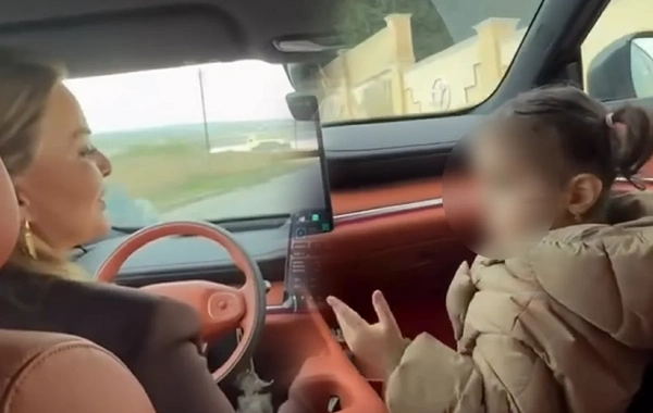 Bağça müdiri yol hərəkəti qaydalarını heçə saydı: Övladının həyatını təhlükəyə atdı