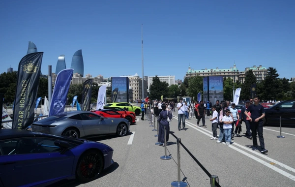 Bakı bulvarında klassik və sürət avtomobillərinin festivalı keçirilir