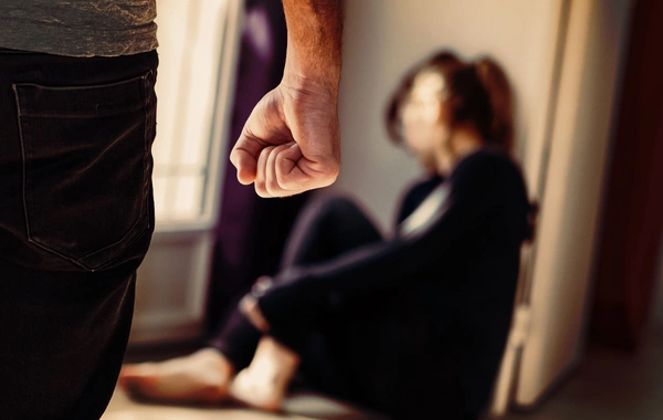 Bakıda ər arvadının əlini qızdırılmış açarla yandırdı - TƏFƏRRÜAT