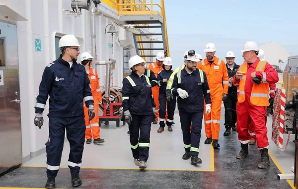 SOCAR rəsmiləri Neptun özüqalxan qazma qurğusuna səfər ediblər