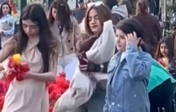 Bakı Bulvarındakı əkilən gülləri qopararaq buket belə düzəldiblərmiş - YENİ VİDEO