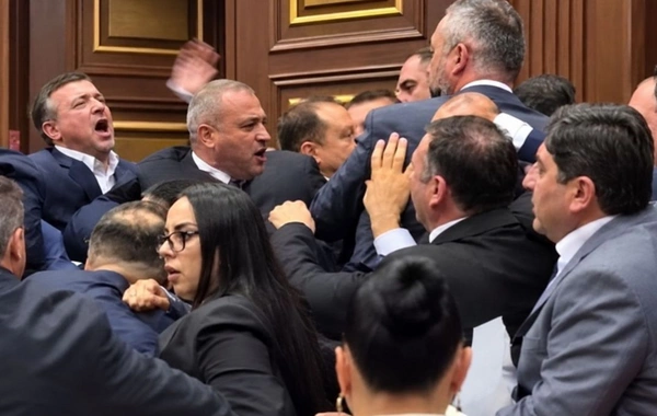 Ermənistan parlamentində deputatlar əlbəyaxa oldu