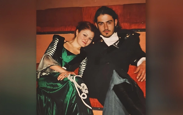 Deniz Çakır 45 yaşında vəfat edən qrup yoldaşı ilə fotolarını paylaşdı